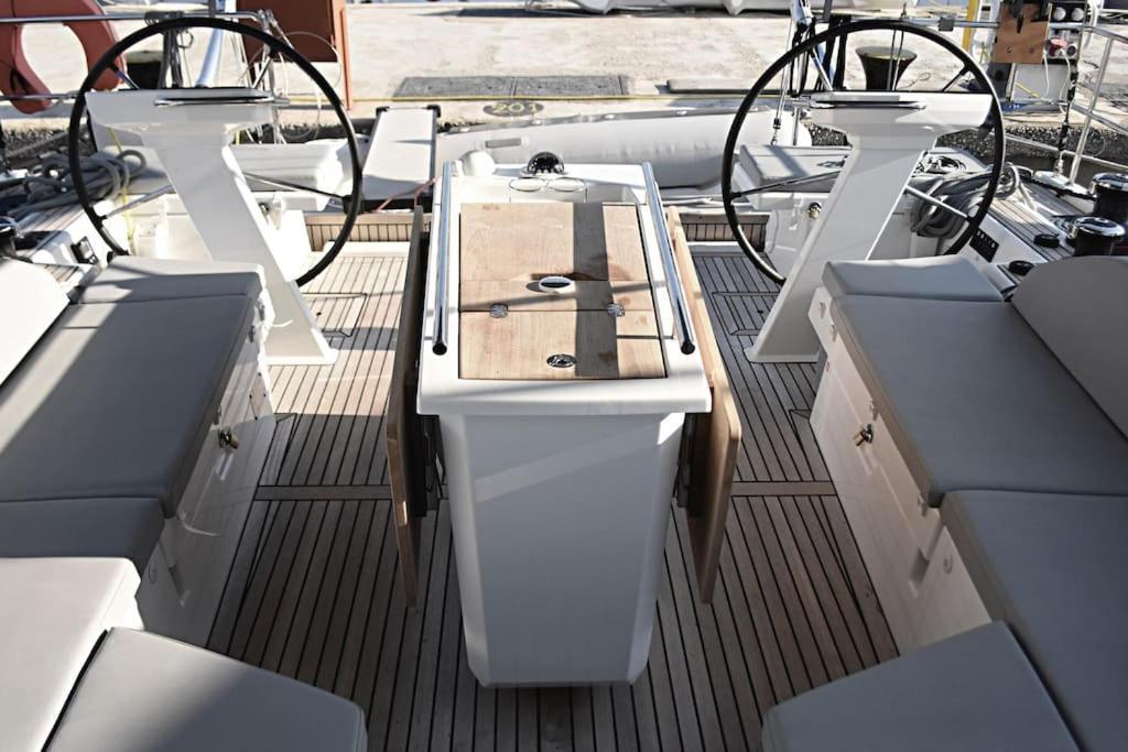 ホテル Yacht Psari テッサロニキ エクステリア 写真