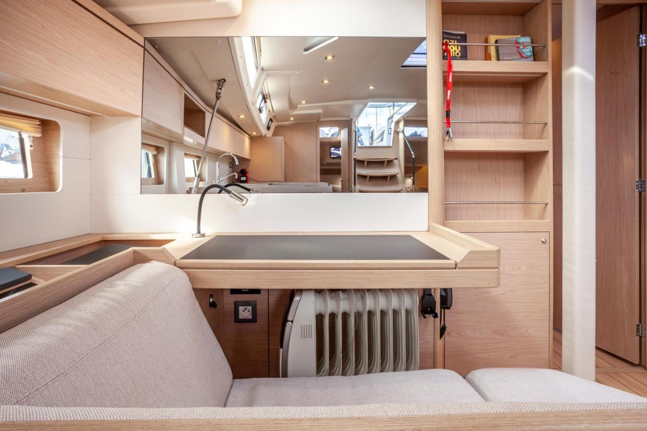 ホテル Yacht Psari テッサロニキ エクステリア 写真
